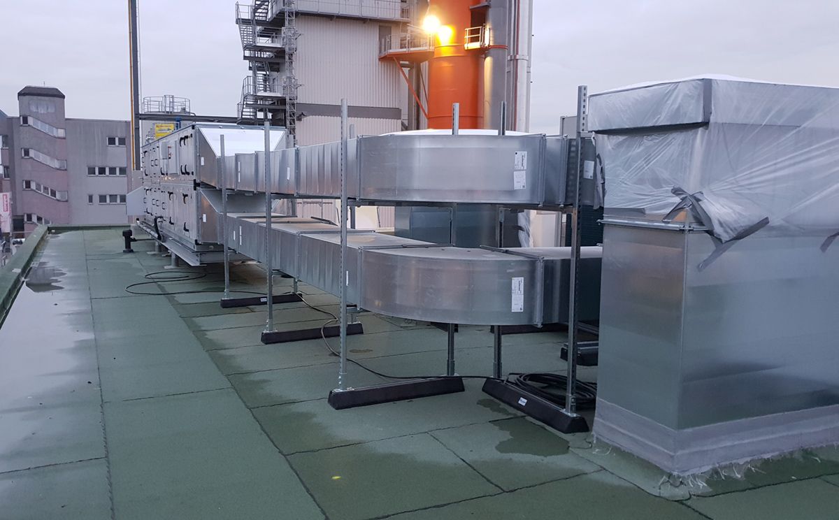 Lüftungsanlage auf einem Dach